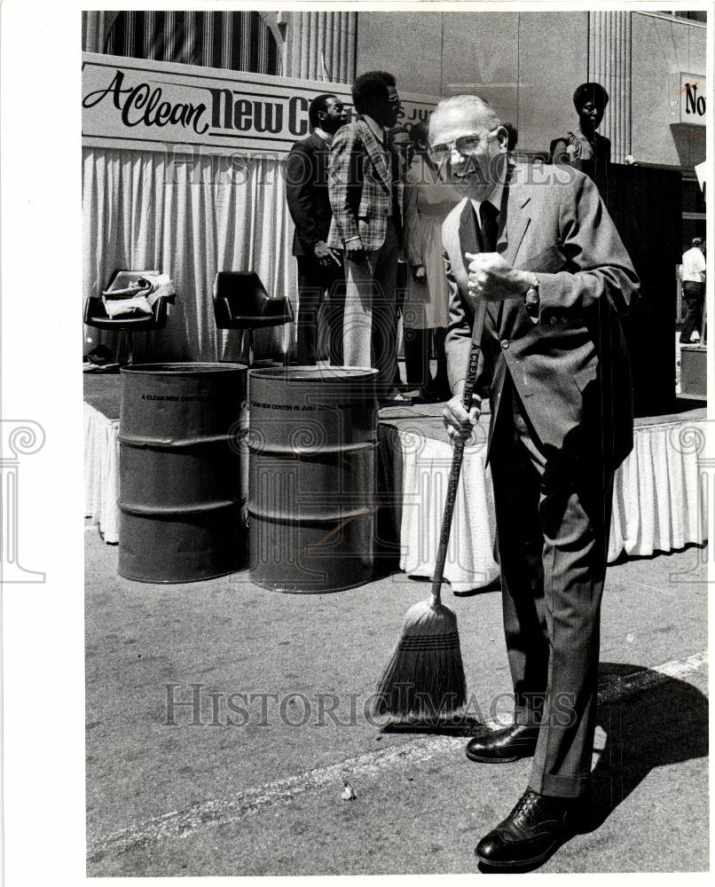 1978 Press Photo Richard Terrel Sweeping Street - Historic Images