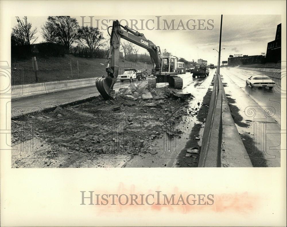 1987 Press Photo Bob Clawson Back Hoe Road Construction - Historic Images