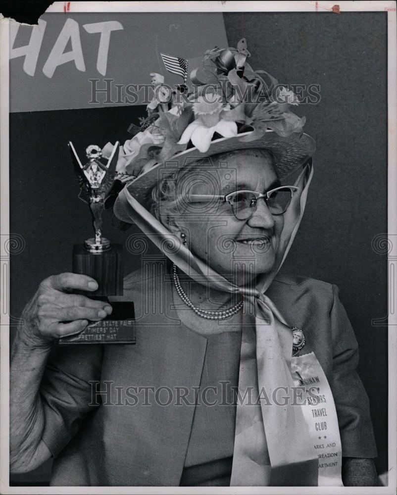 1967 Press Photo Emma Gronda Saginaw hat trophy - Historic Images