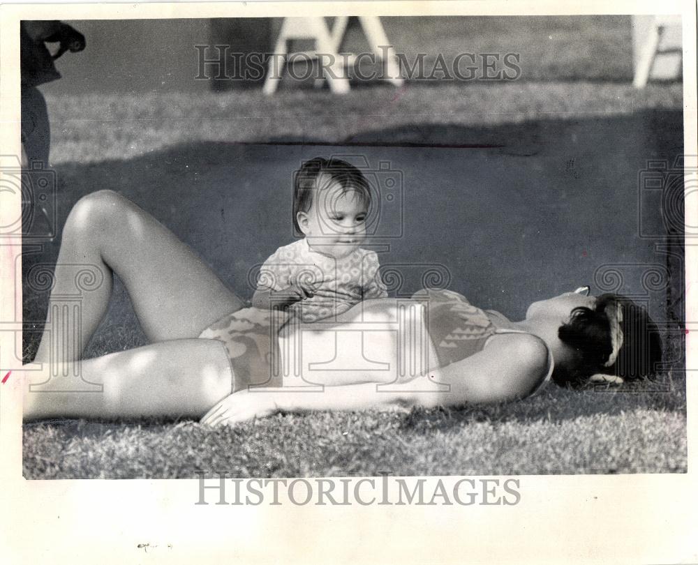 1973 Press Photo Metropolitan Beach Park Tot Lot Baby - Historic Images