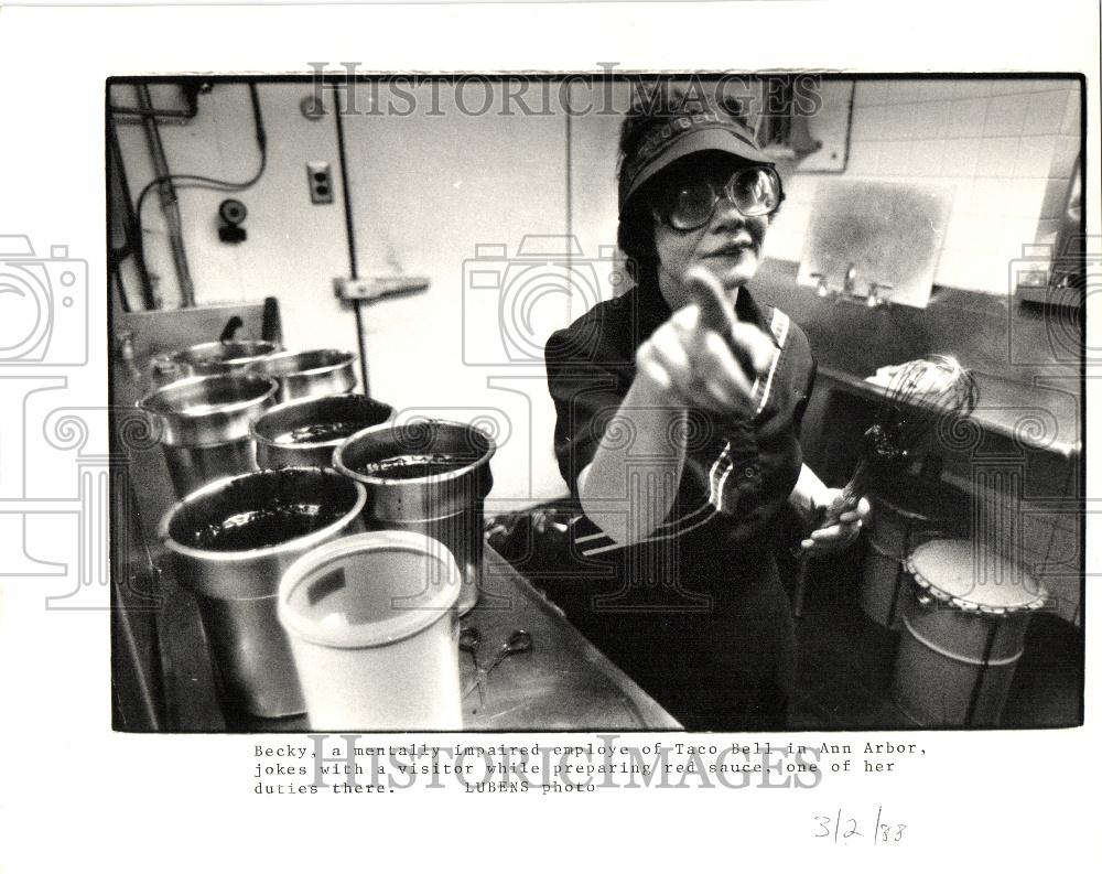 1988 Press Photo Becky mentally impaired employee - Historic Images