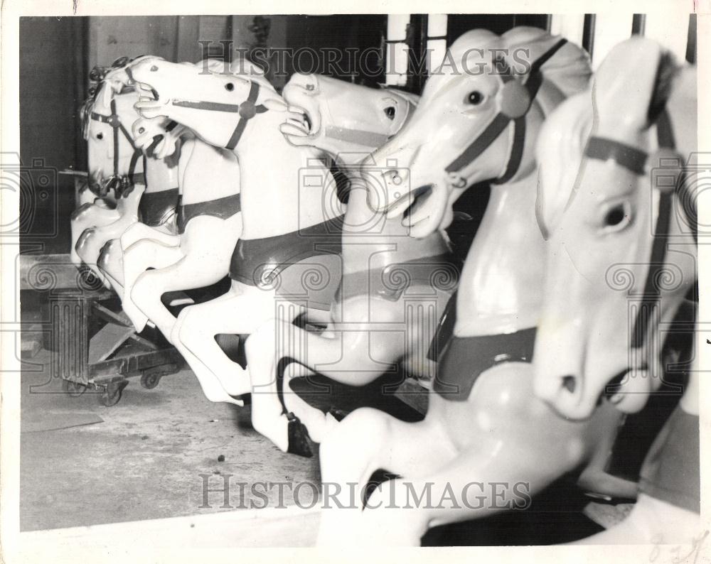 1955 Press Photo Paint job for the horsy set - Historic Images
