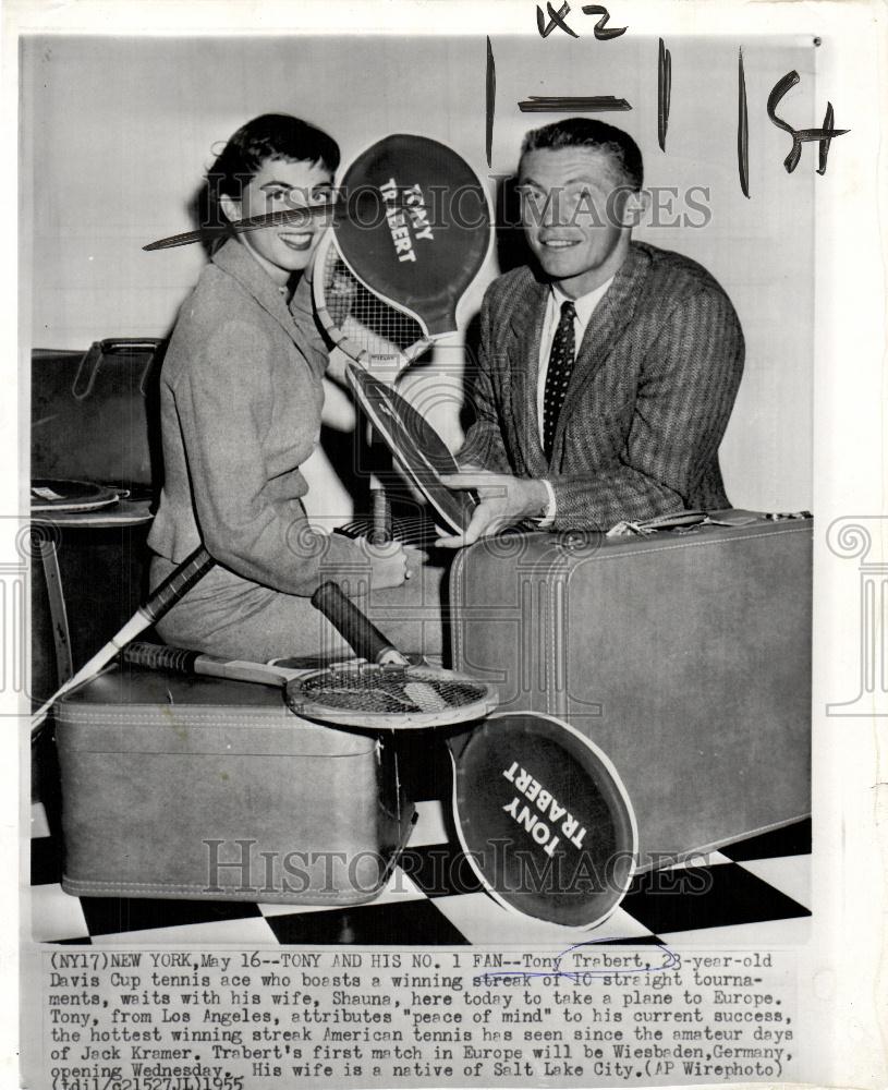 1955 Press Photo Tony Trabert Davis Cup winner and wife - Historic Images