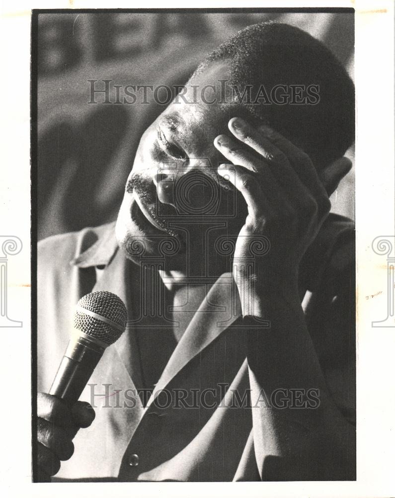 1989 Press Photo Downtown Tony Brown Comedian - Historic Images