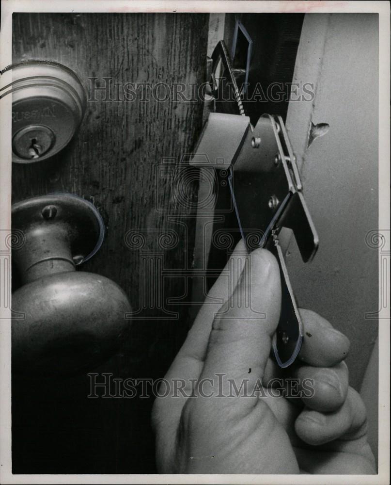 1969 Press Photo Lock fastening device home flats - Historic Images