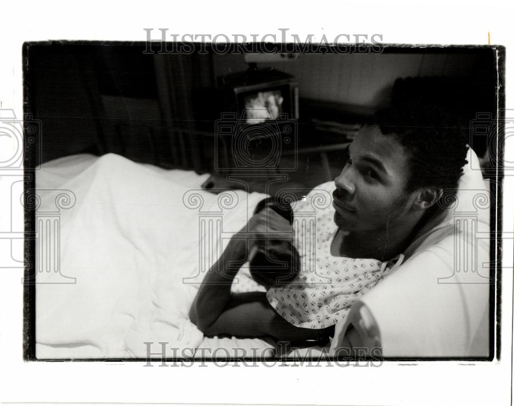 1988 Press Photo Willie Brown Detroit receiving hospita - Historic Images