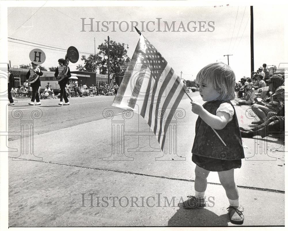 1971 Press Photo Flag W aving STYLE - Historic Images