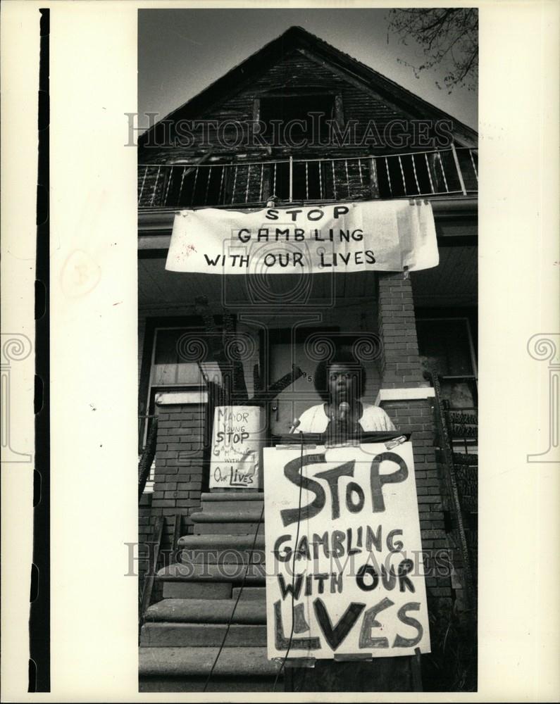 1987 Press Photo MACO Menoagian Mansion Protest - Historic Images