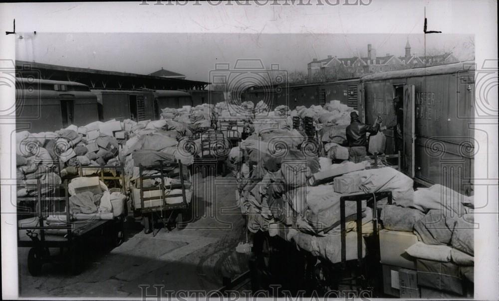 1950 Press Photo Union Station Mail Railroad Strike - Historic Images