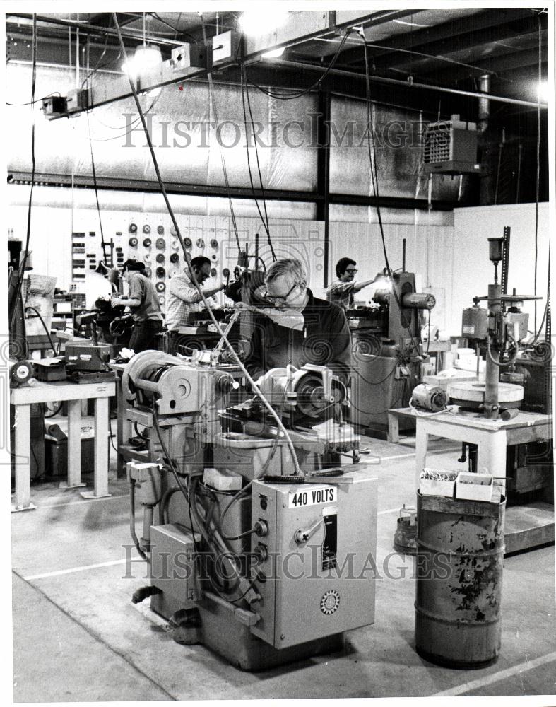 1978 Press Photo Men working, tools, Ultraspherics - Historic Images