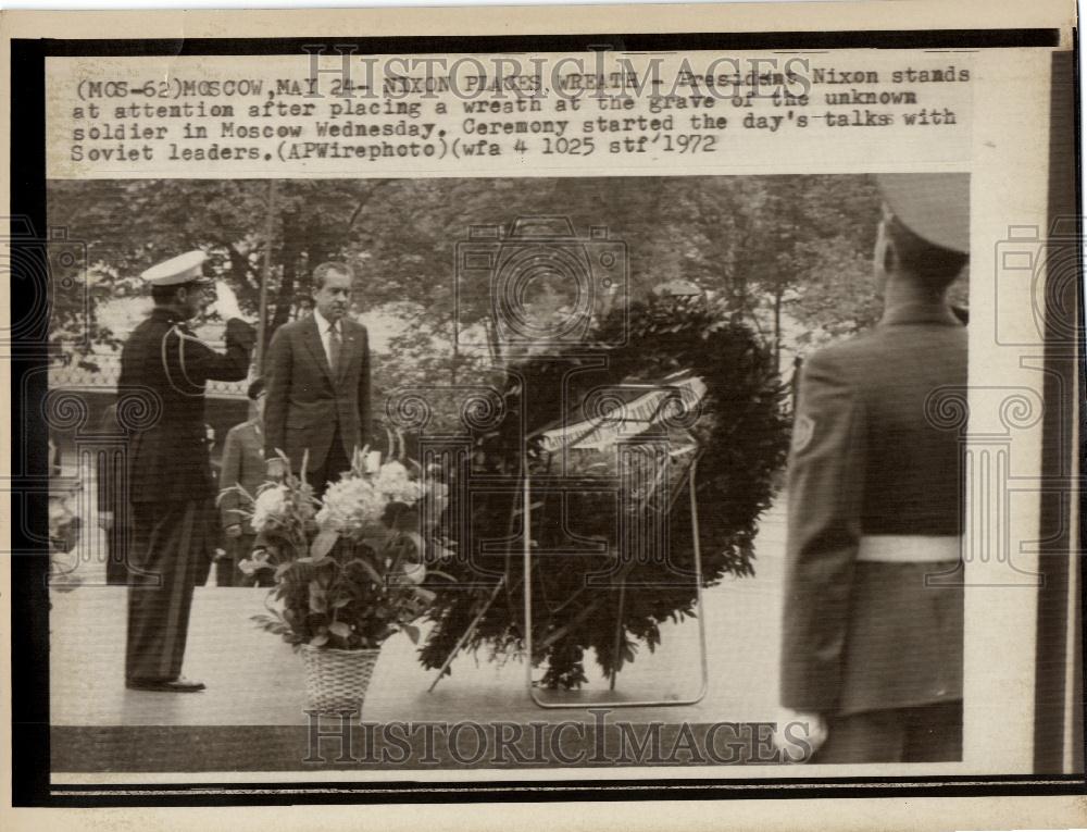 1972 Press Photo Nixon wreath soldier grave Moscow - Historic Images