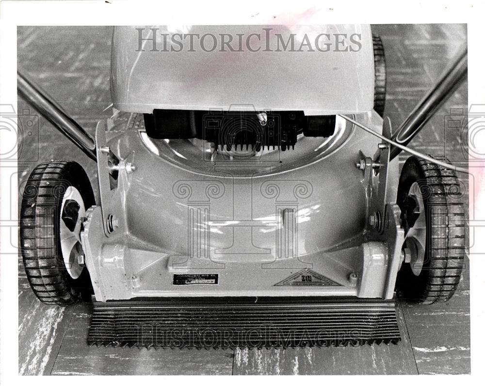 1970 Press Photo Push Lower Mower Gasolin - Historic Images