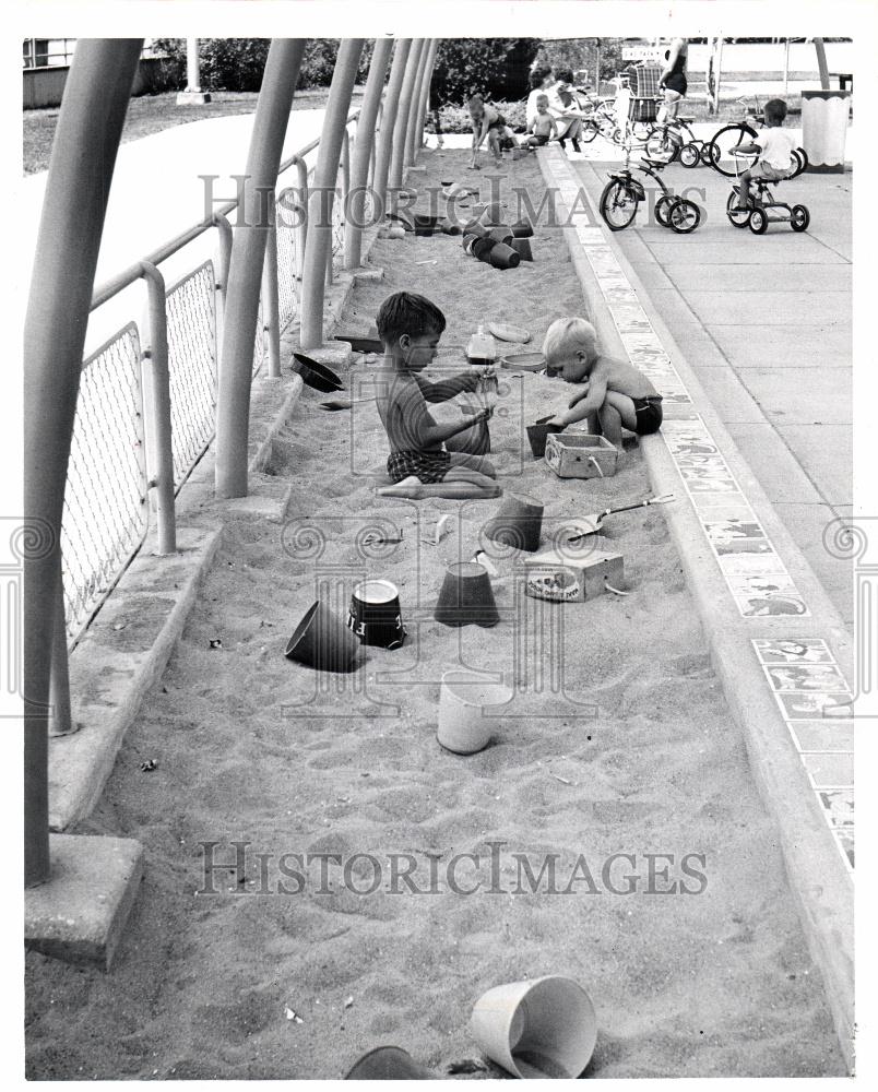 1964 Press Photo Ronald Helmle, 4 and brother Ricky, 2 - Historic Images