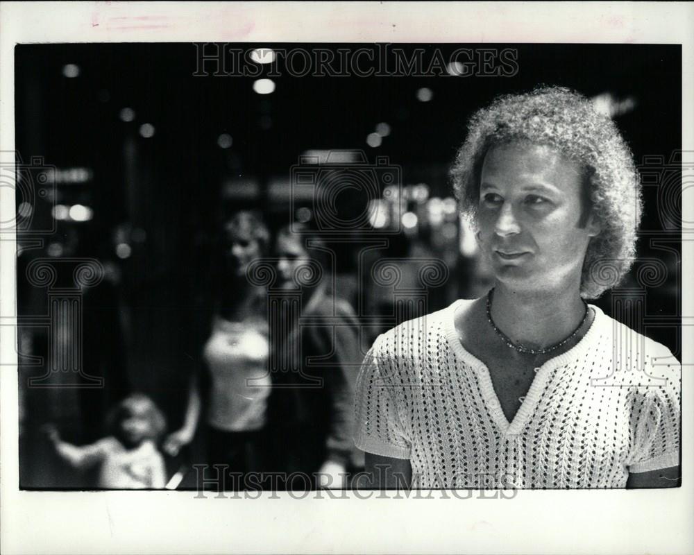 Press Photo Chris J. Alsterberg man in t shirt - Historic Images