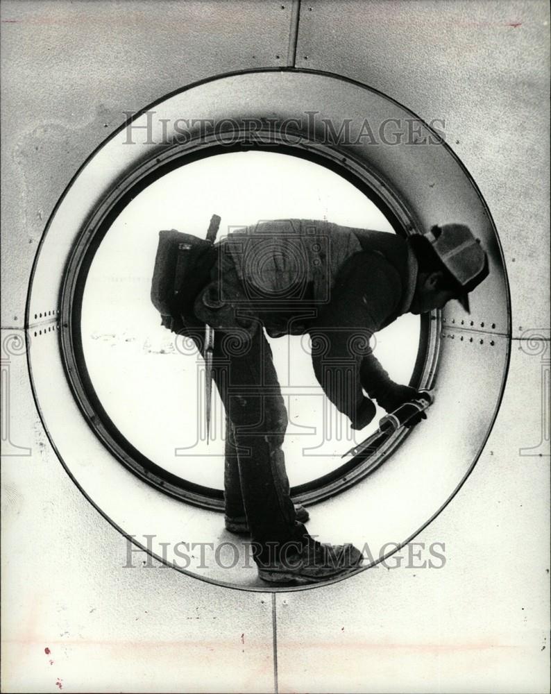 1981 Press Photo Louis Joe Arena workers - Historic Images