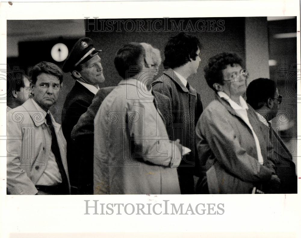 1987 Press Photo Northwest airlines passengers wait - Historic Images