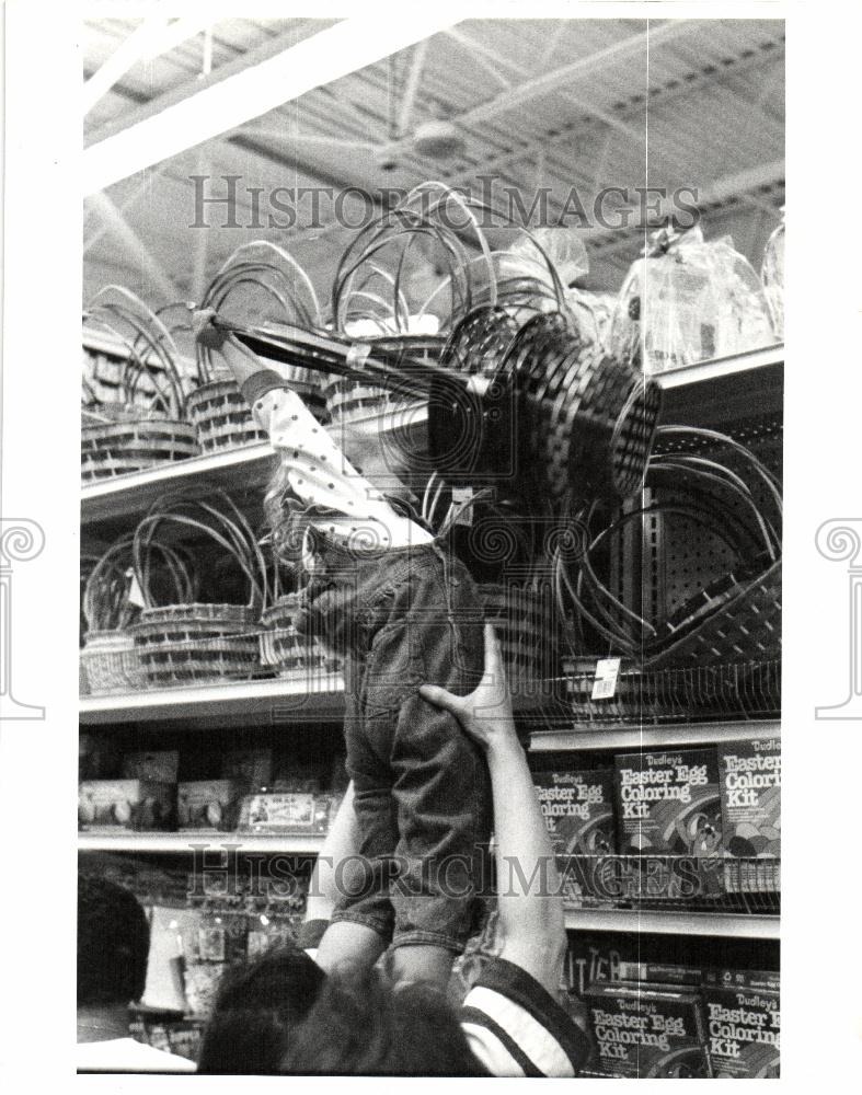 1993 Press Photo Jeanne Karr help Jessica Roneau Easter - Historic Images