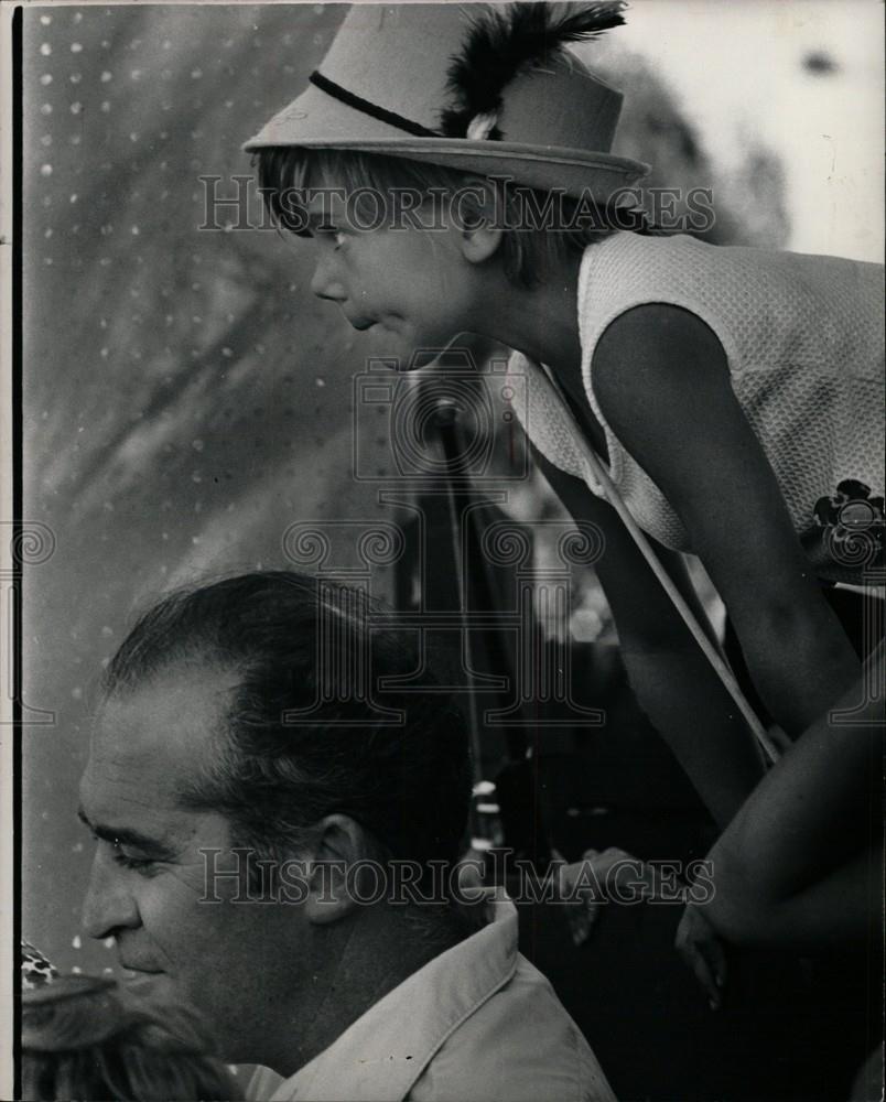 1969 Press Photo big man beard girl captivated - Historic Images