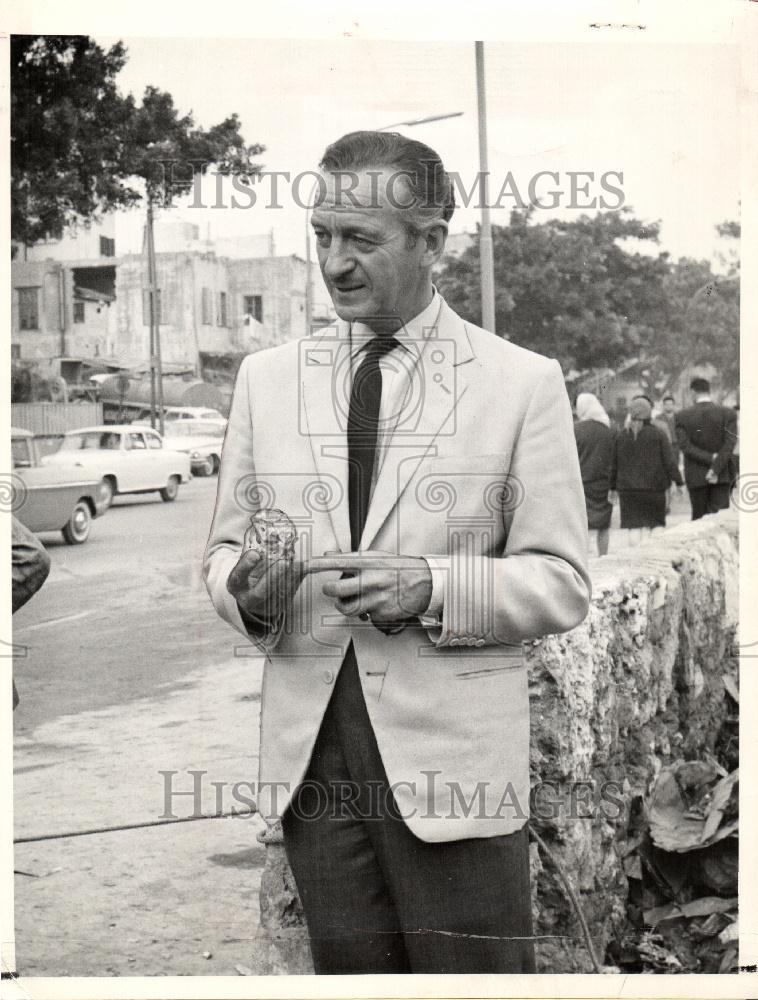 1965 Press Photo David Niven holding rock hit in head - Historic Images