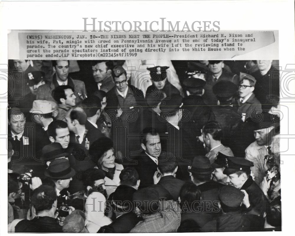 1969 Press Photo Pres Nixon wife Pat greet parade crowd - Historic Images