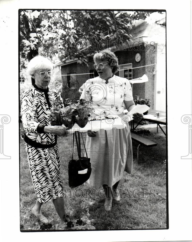 1991 Press Photo Older Lady Gary Mary Brown  Sally - Historic Images