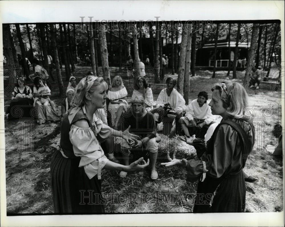 1989 Press Photo Michigan Renaissance Festival students - Historic Images