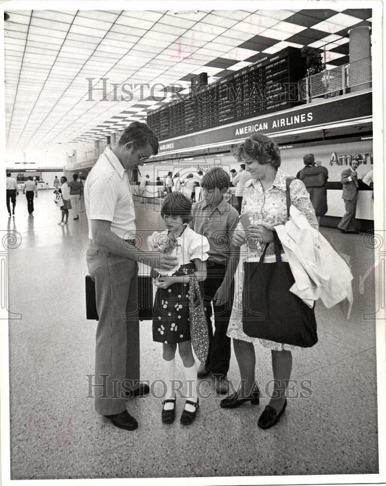 1976 Press Photo P.C. Davis family Metro Airline - Historic Images