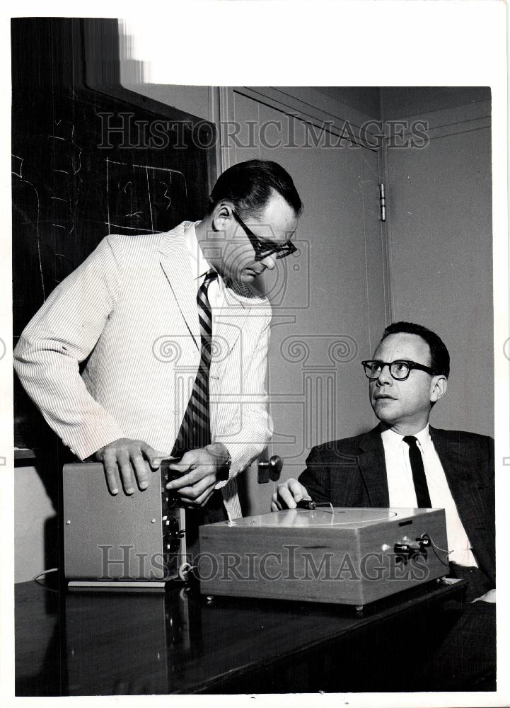 1965 Press Photo Checking Machine measure memory - Historic Images