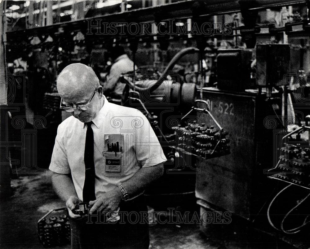 Press Photo Automobile Assembly Line David Aitken - Historic Images