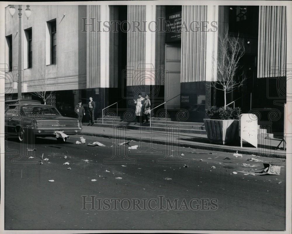 1967 Press Photo trash laden truck littered Lafayette - Historic Images