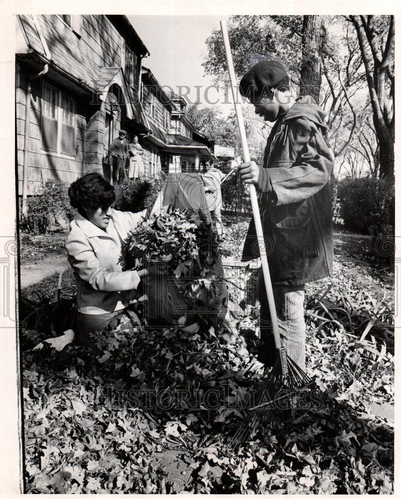 1970 Press Photo Izella Johnson James Houston raking - Historic Images