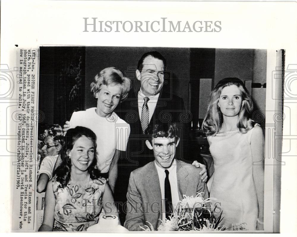 1969 Press Photo US Pres elect Nixon poses with family - Historic Images
