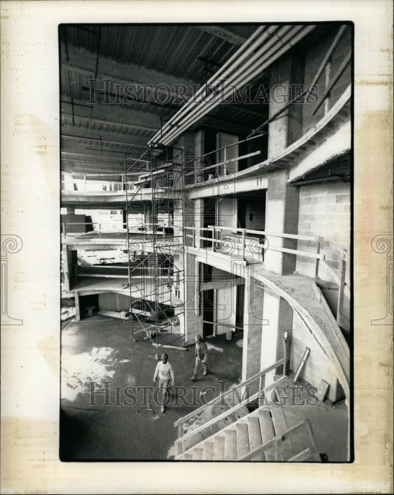 1989 Press Photo John Madden Building Lobby - Historic Images