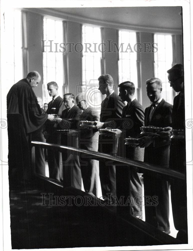 1958 Press Photo Students serving communion hundred - Historic Images