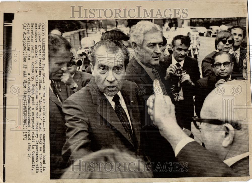 1971 Press Photo Pres. Nixon gets an anonymous ThumbsUp - Historic Images