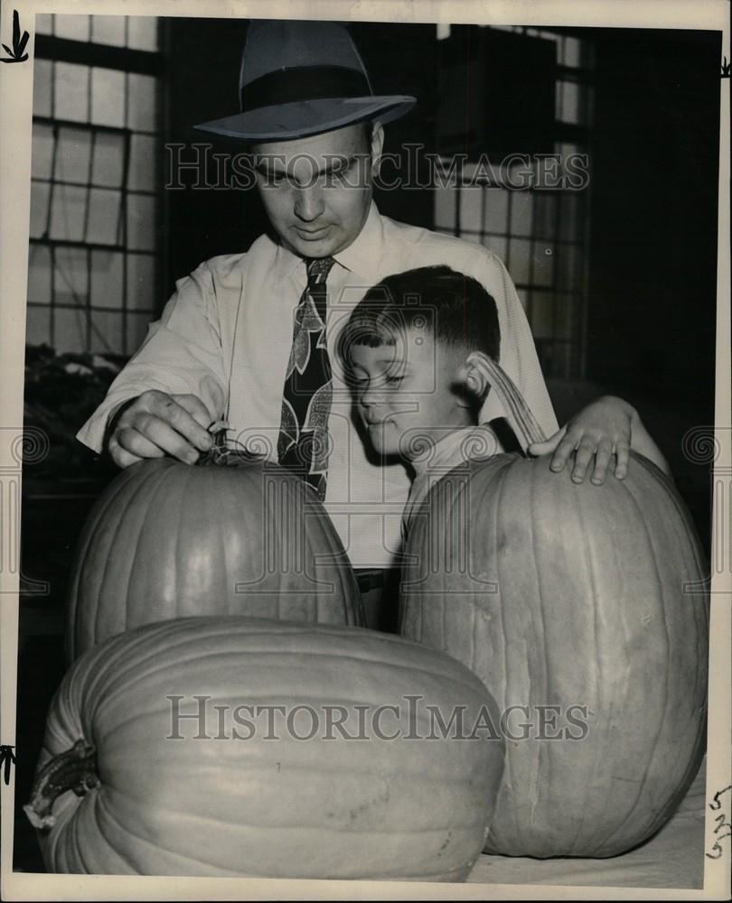 1948 Press Photo Vernon W. Smith and Jimmy - Historic Images