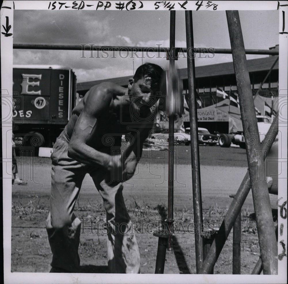 1955 Press Photo Michigan Fair Harvey McDaniels Hammer - Historic Images