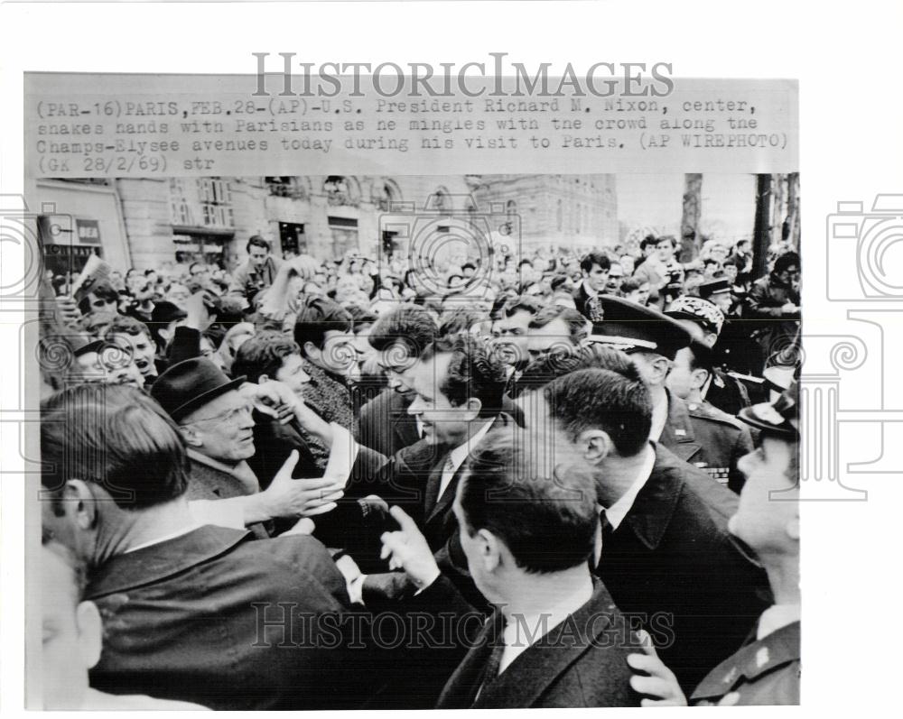 1969 Press Photo Pres. Nixon shakes hand with Parisians - Historic Images