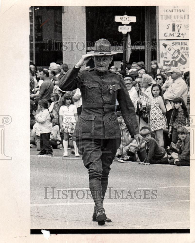 1973 Press Photo World War I vet salutes Dearborn - Historic Images