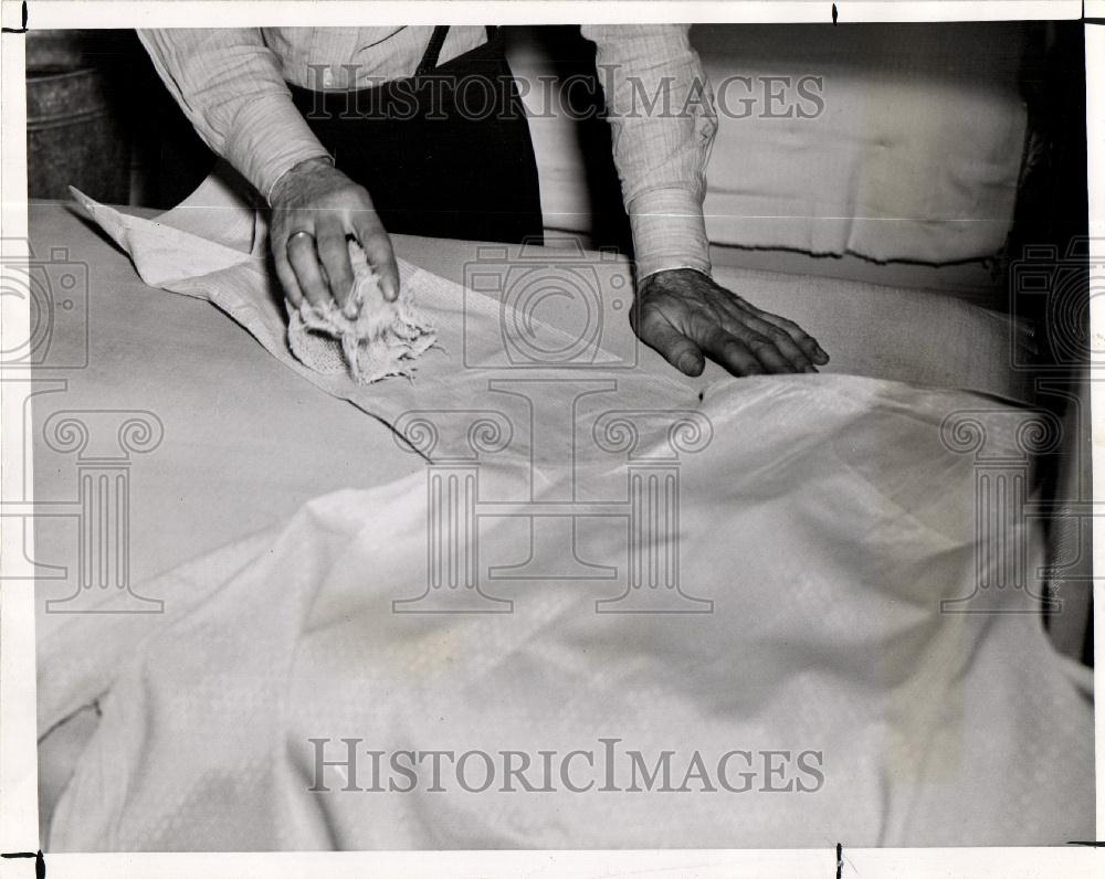 1945 Press Photo shirt sleeves laundry day - Historic Images