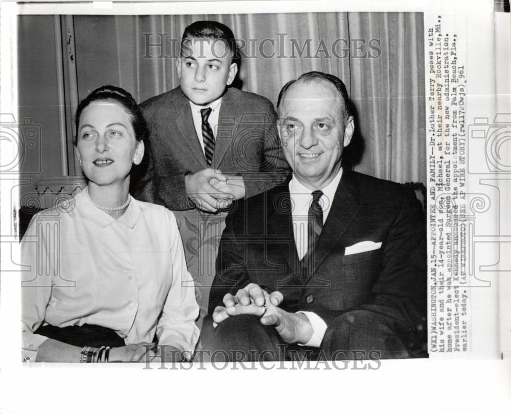 1961 Press Photo Luther Terry Surgeon General Kennedy - Historic Images