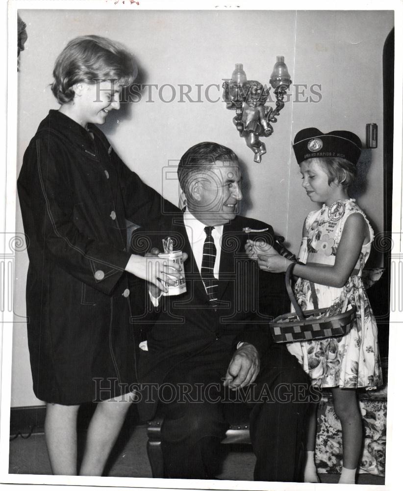 1963 Press Photo Mayor Stanley J. Davis buys DAV flower - Historic Images