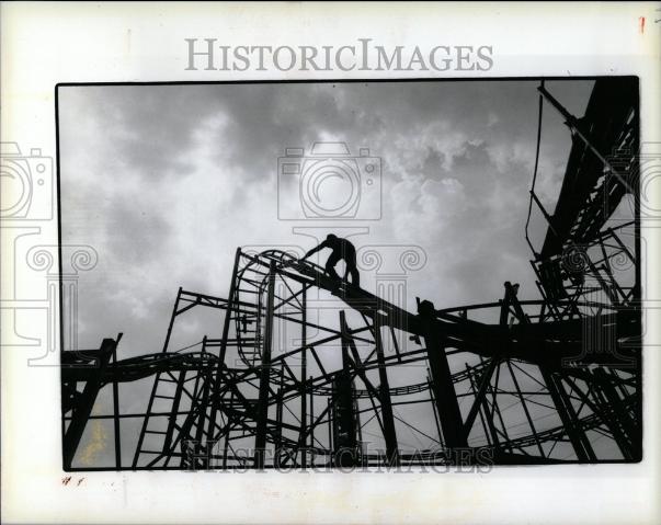 1991 Press Photo Art Tamlyn Webberville Zyklon ride - Historic Images