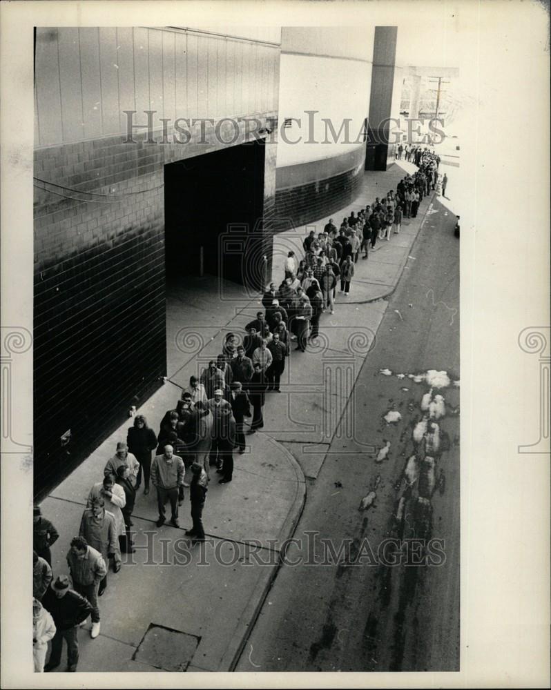 1987 Press Photo Stanley Cup line tickets red wings - Historic Images