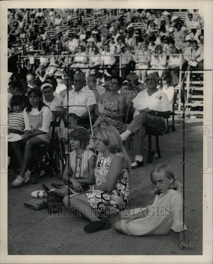 Press Photo Youths find a cool spot at State Fair - Historic Images