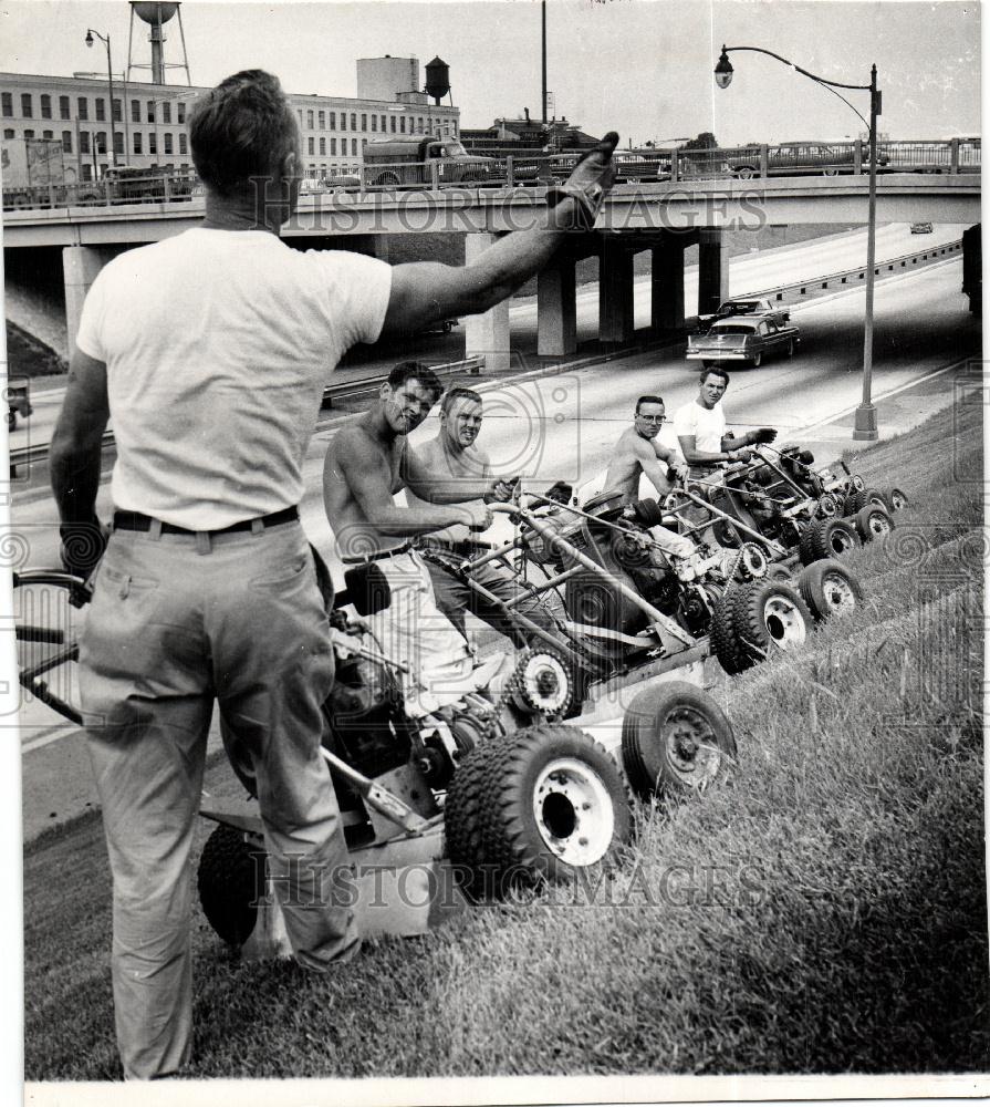 1959 Press Photo Road Commission Mowing Crew Expressway - Historic Images