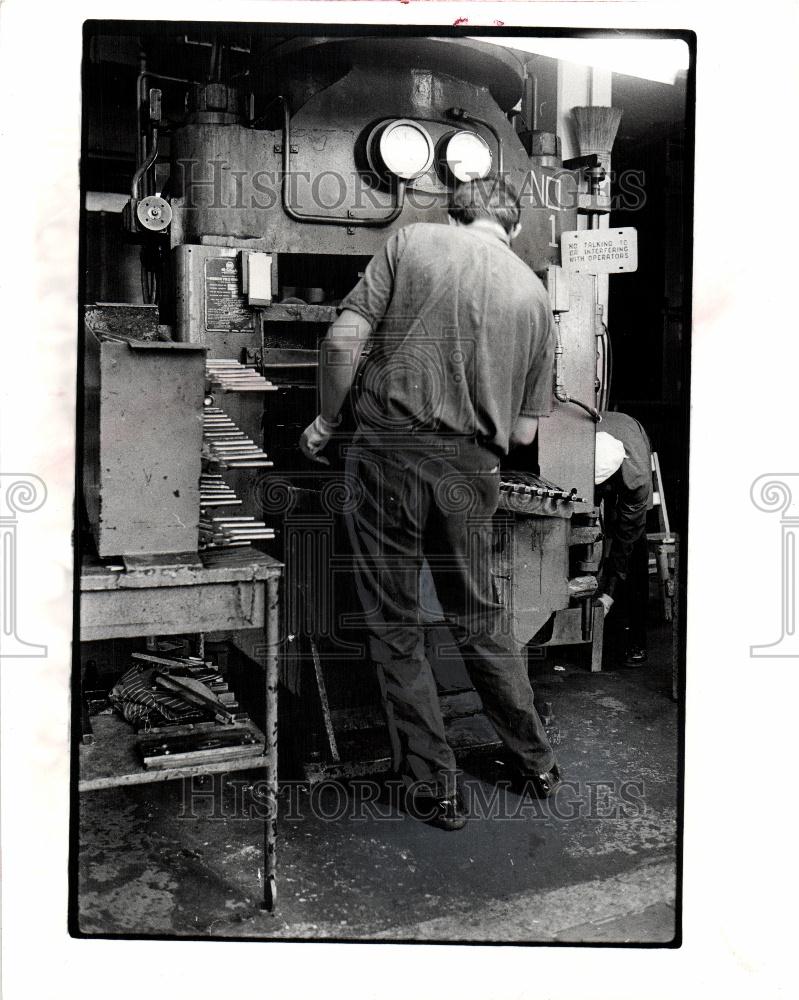 1977 Press Photo Men working factory - Historic Images