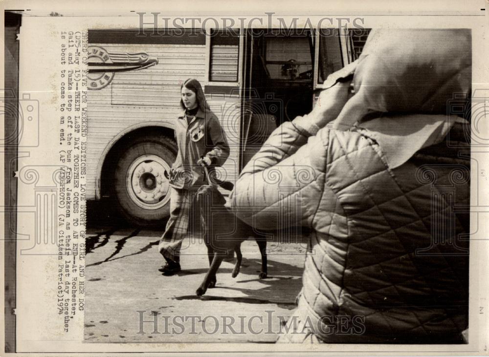 1974 Press Photo Girl Dog Love Story Rochester Bus - Historic Images