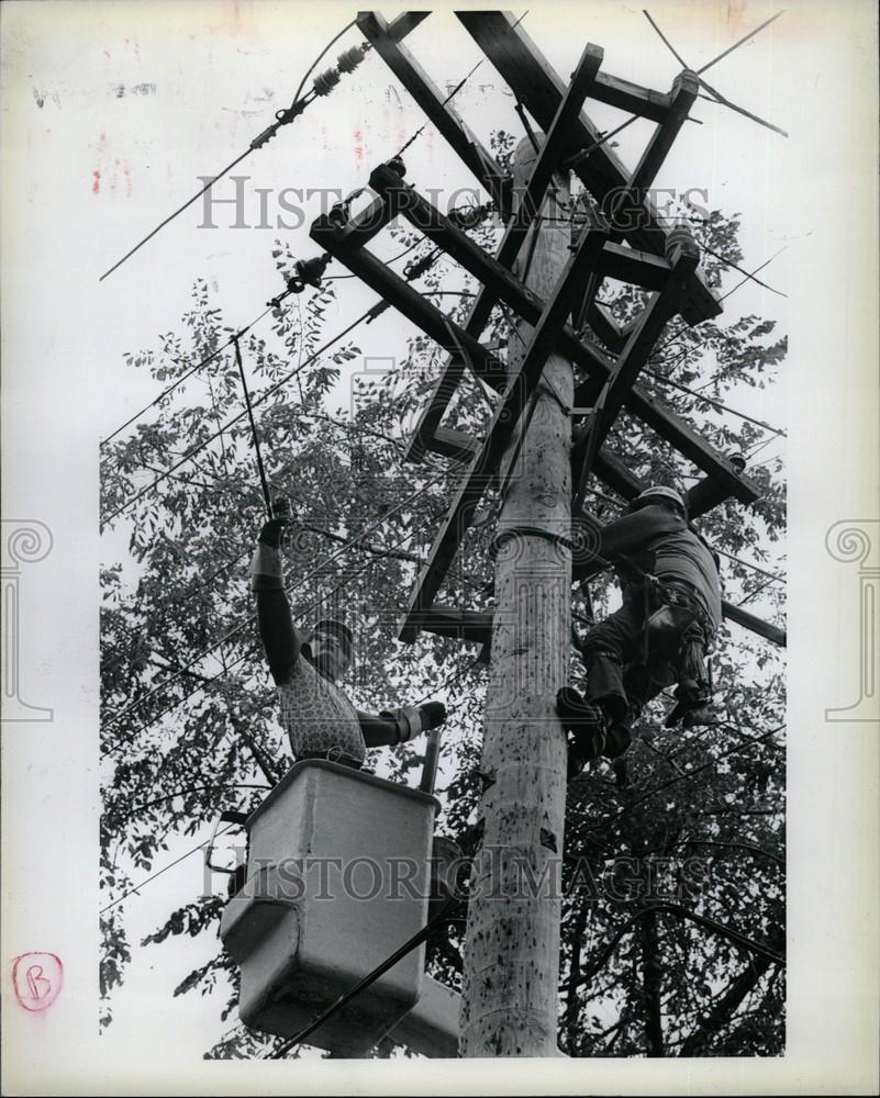 1980 Press Photo Detroit Edison Linemen Working Power - Historic Images