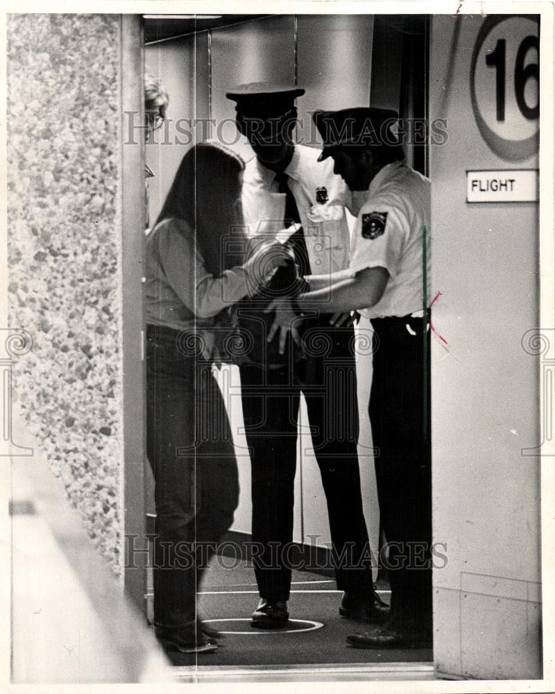 1972 Press Photo Metropolitan Airport hijack security - Historic Images